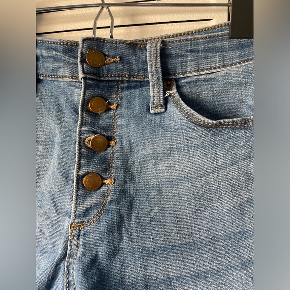 HIGH RISE MIDI DENIM SHORTS - Picture 2 of 3